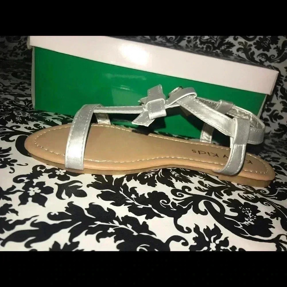 KELLY KIDS SILVER SANDAL SIZE 2 - Picture 7 of 7
